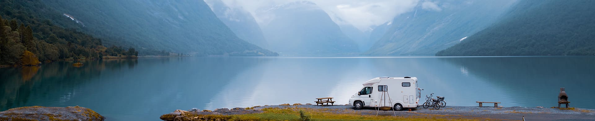 Camper am See vor Bergen